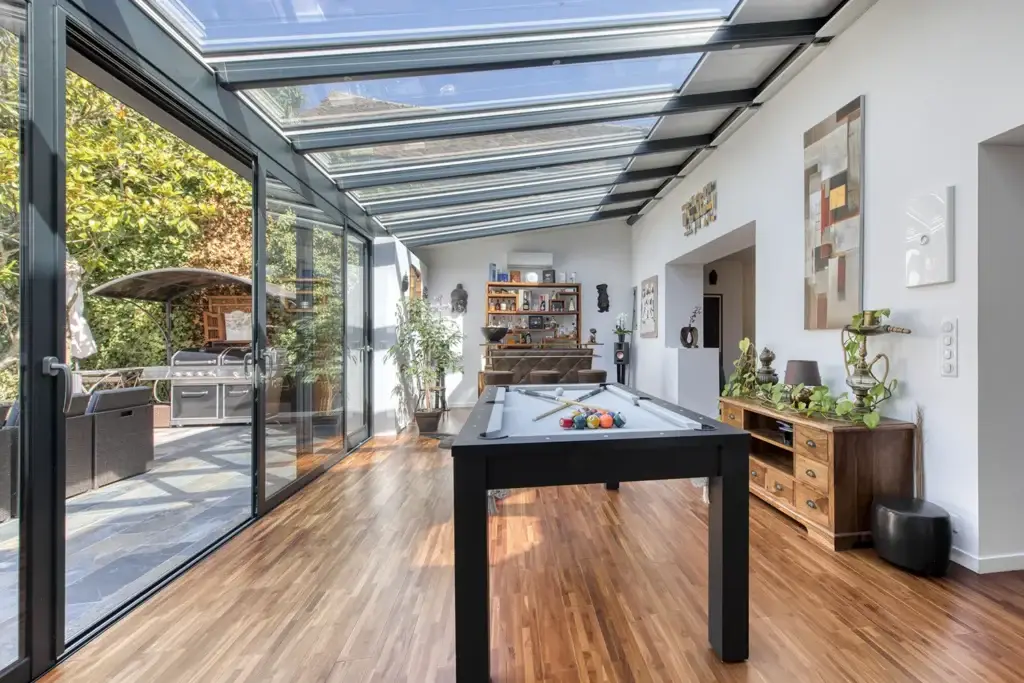 véranda pièce à vivre avec toiture vitrée à Avignon, extension lumineuse pour votre maison