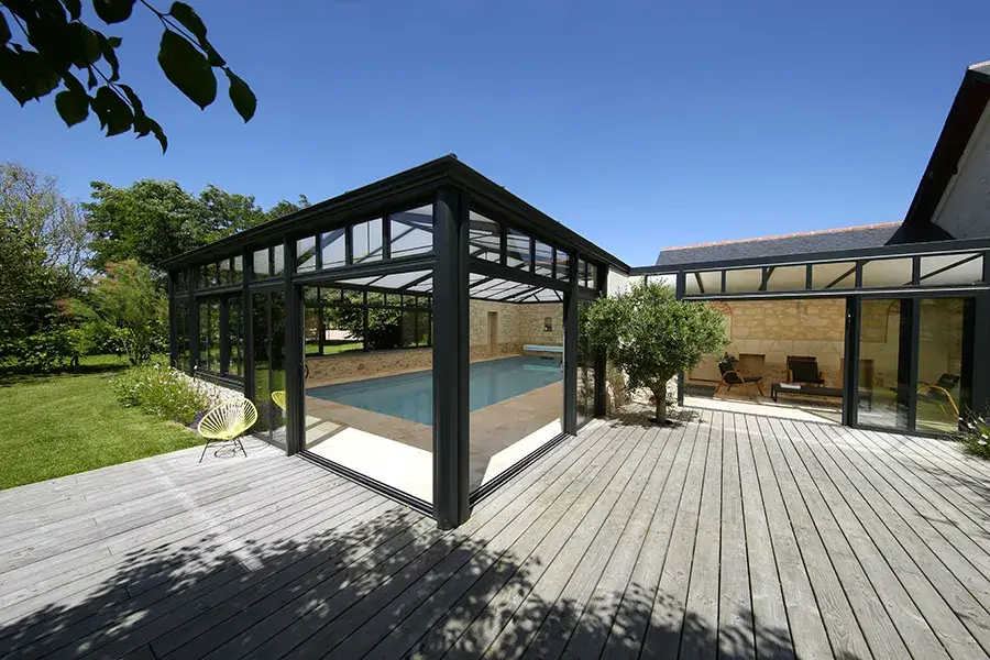véranda avec vue sur piscine à Beaufort-en-Vallée, espace extérieur élégant et lumineux