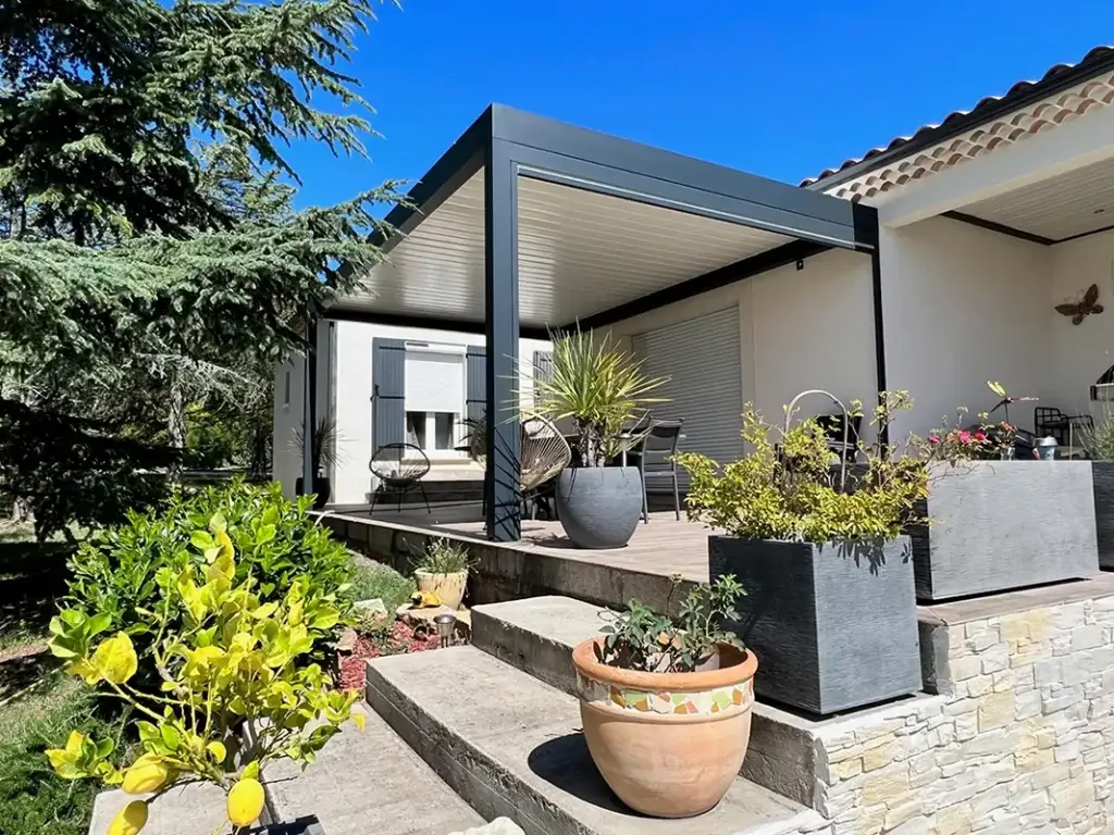 pergola bioclimatique à Avignon, confort et design pour votre extérieur