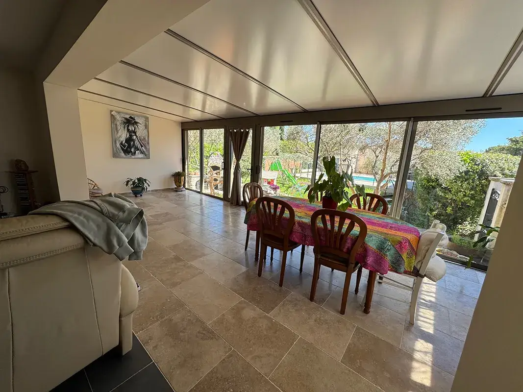 extension véranda sur mesure à Avignon, salon et salle d'eau pour plus de confort
