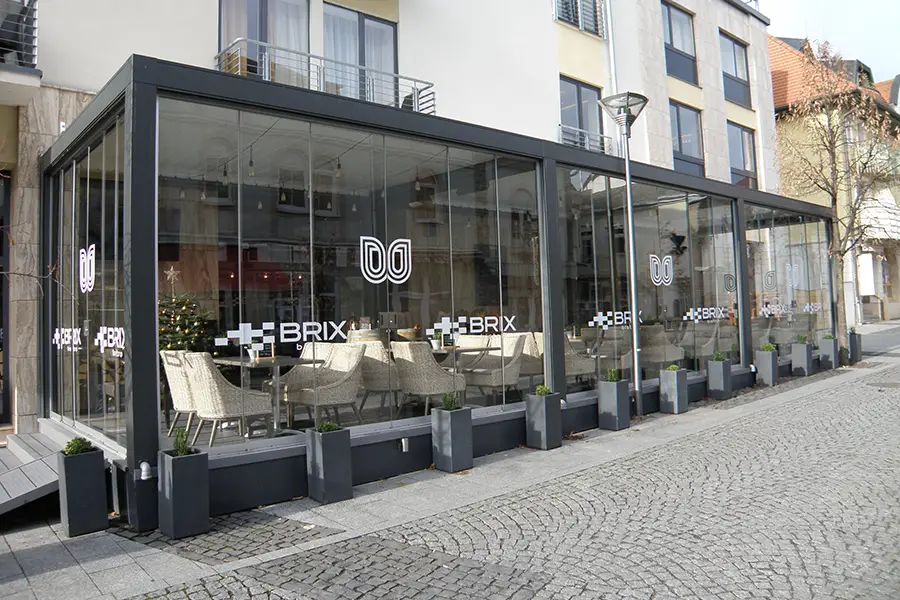 Fermeture vitrée pour terrasse de café à Avignon