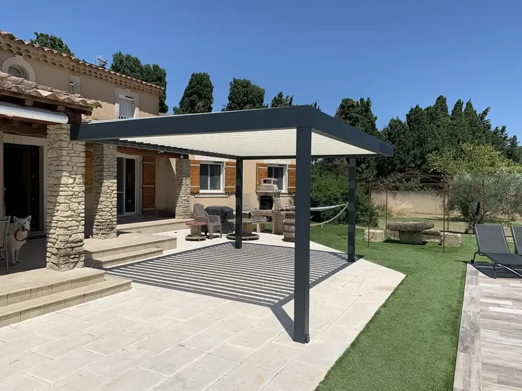 pergola bioclimatique à Avignon, idéale pour prolonger vos moments à l'extérieur toute l'année