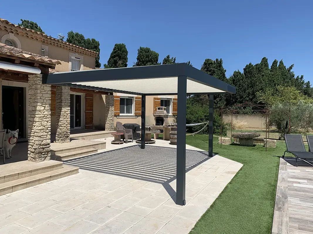 pergola bioclimatique à Avignon, idéale pour prolonger vos moments à l'extérieur toute l'année