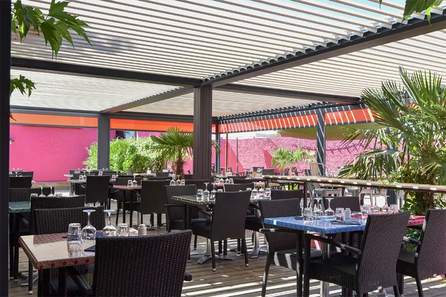 Protection solaire sur mesure pour terrasse de restaurant