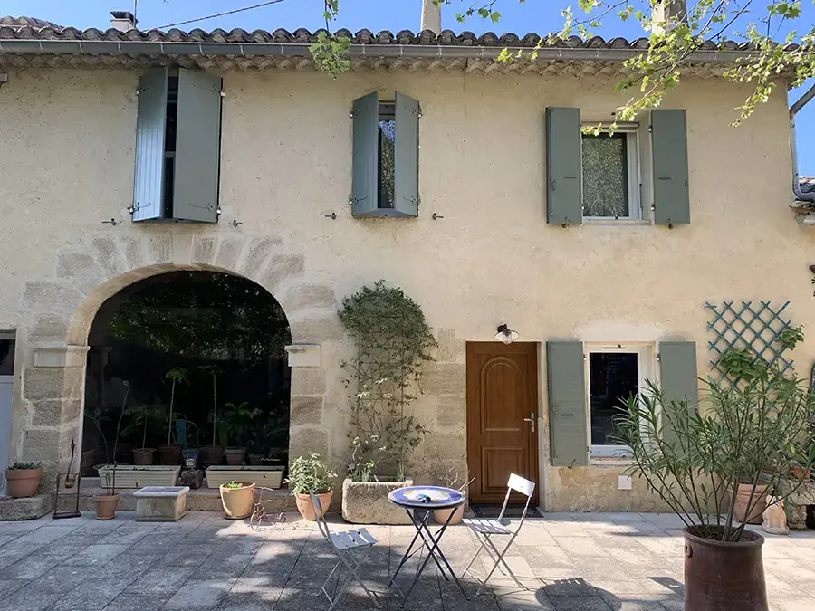 volets battants mas provençal à Avignon, charme et tradition pour votre façade