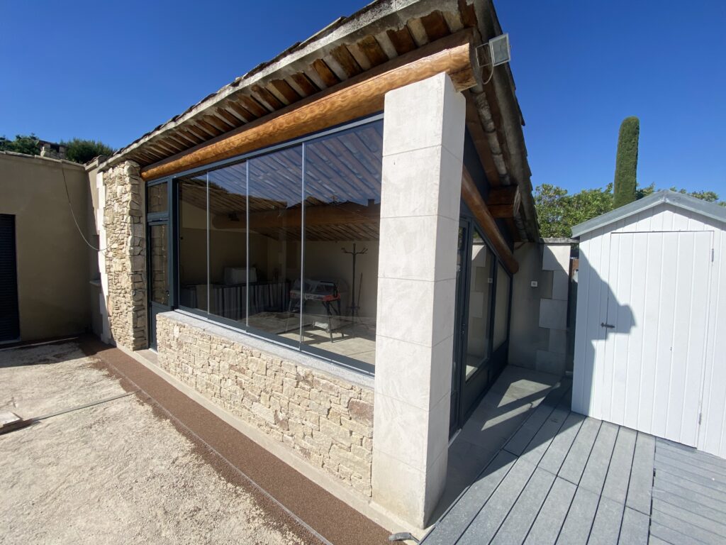 Fermeture de terrasse avec des menuiseries coulissantes à maubec