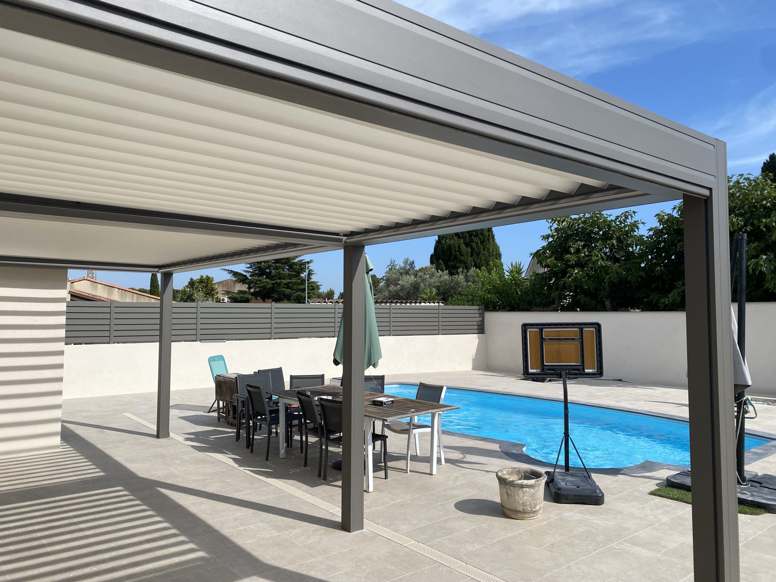 Pergola bioclimatique martigues grise