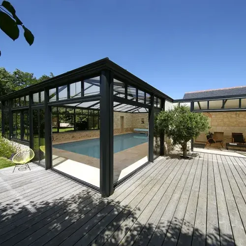 véranda avec vue sur piscine à Beaufort-en-Vallée, espace extérieur élégant et lumineux