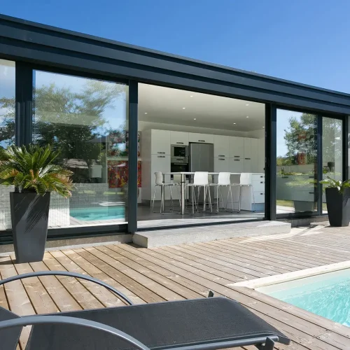 véranda sur mesure à Avignon avec piscine, extension élégante pour votre maison