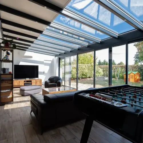 véranda avec toiture vitrée à Avignon, solution élégante et fonctionnelle pour votre espace de vie